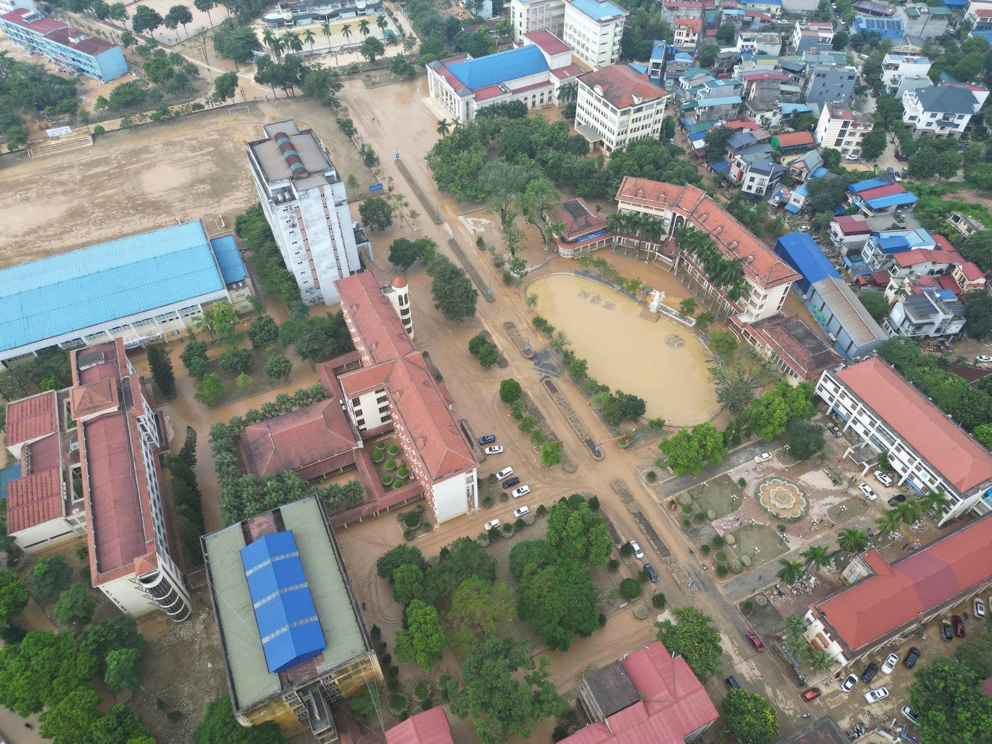 Thái Nguyên: Đại học Sư phạm tan hoang sau lũ, học bạ, con dấu trôi khắp nơi - 2