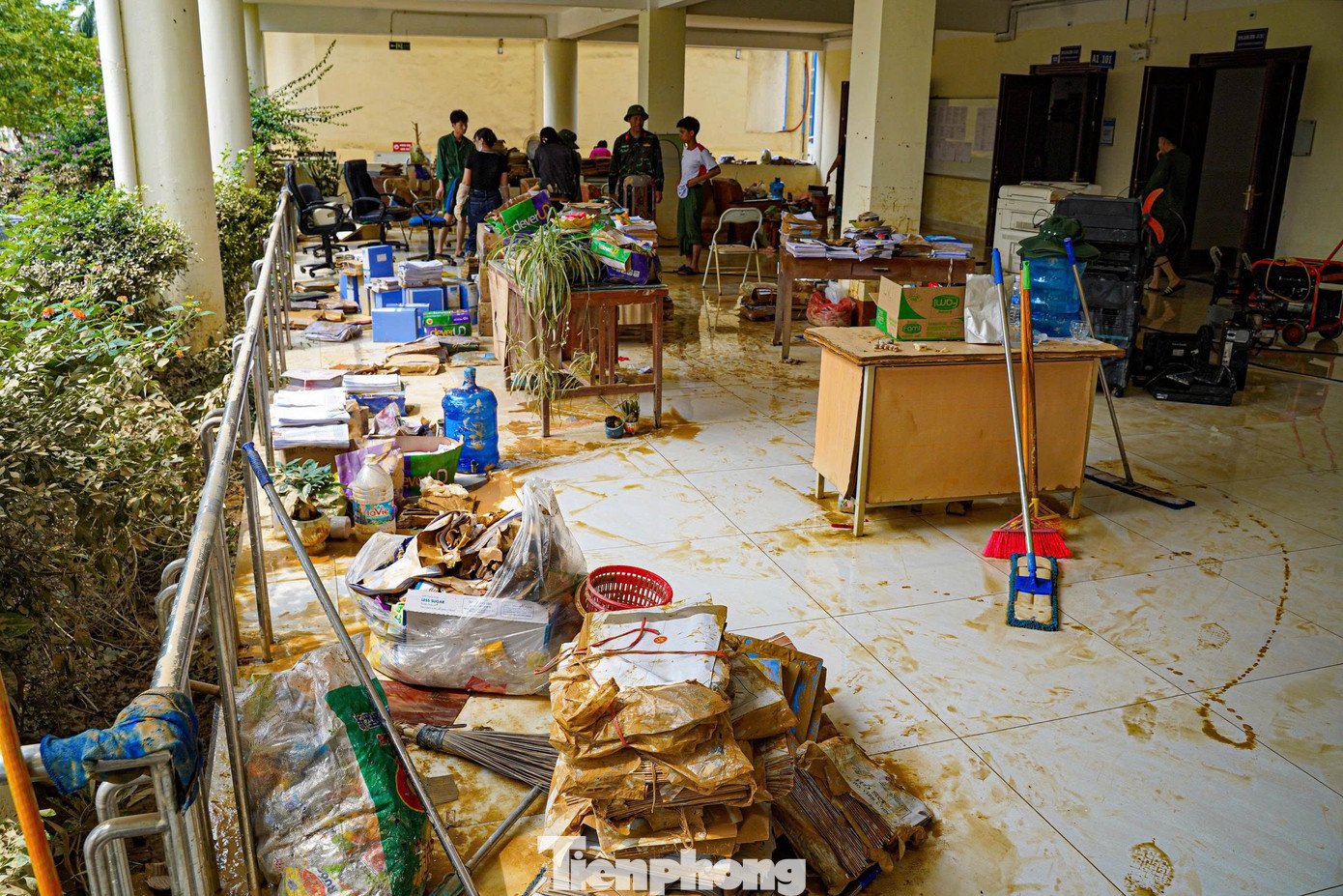 Thái Nguyên: Đại học Sư phạm tan hoang sau lũ, học bạ, con dấu trôi khắp nơi - 17