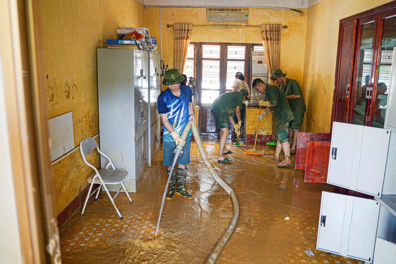 Thái Nguyên: Đại học Sư phạm tan hoang sau lũ, học bạ, con dấu trôi khắp nơi - 20