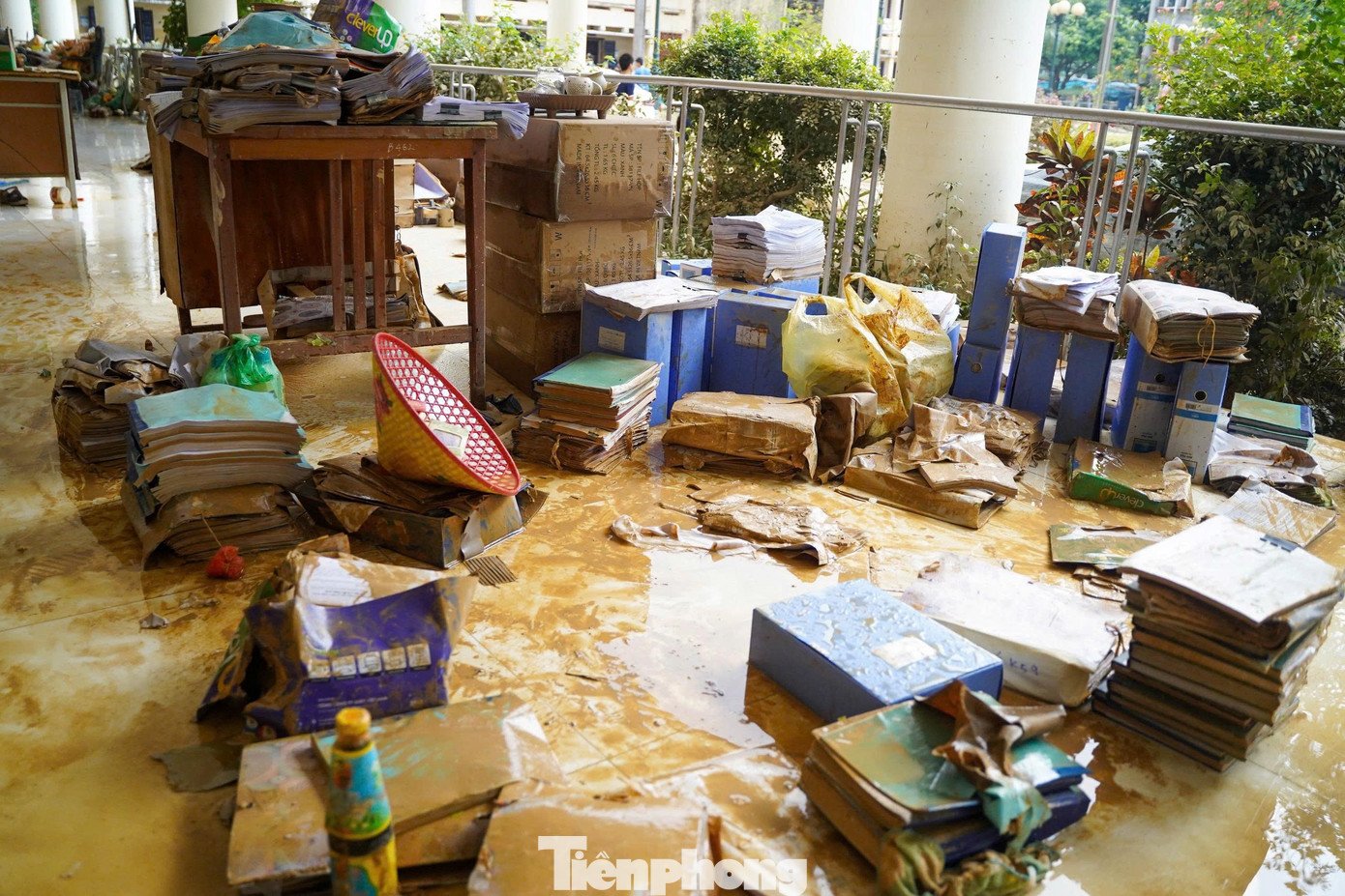 Thái Nguyên: Đại học Sư phạm tan hoang sau lũ, học bạ, con dấu trôi khắp nơi - 11