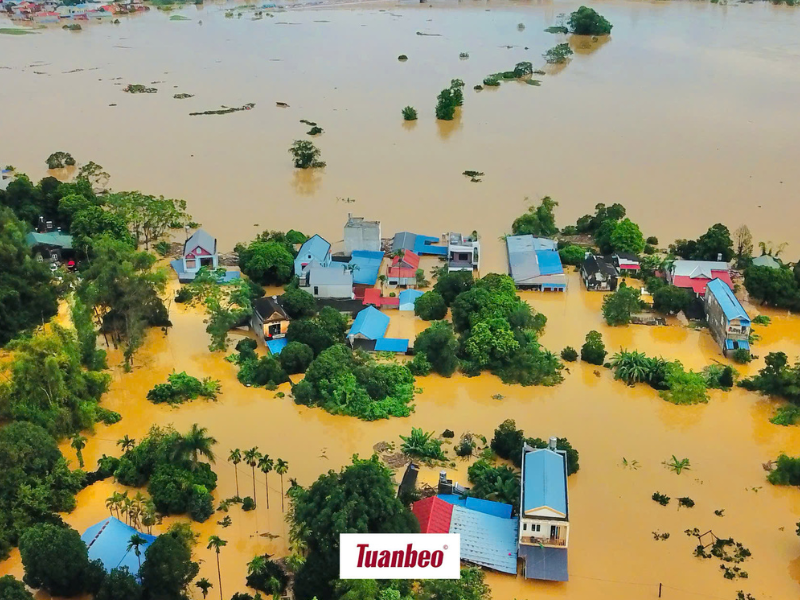 Xóm Trại Bầu bị nước lũ dâng cao, nhiều hộ gia đình bị cô lập giữa biển nước