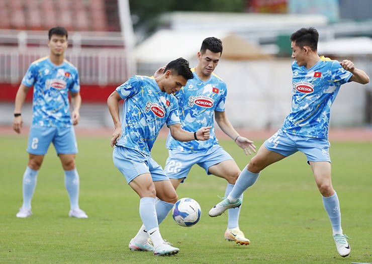 Tiến Linh và đồng đội trở lại tập luyện trên sân Thống Nhất.