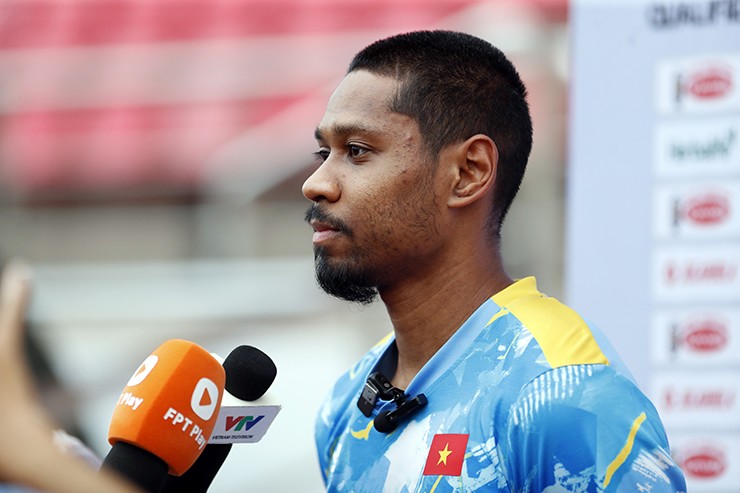 Quang Vinh trả lời phỏng vấn chiều ngày 11/10.