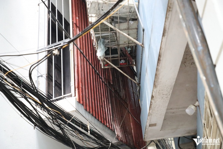 Cảnh tượng gây ám ảnh trong con ngõ xảy ra vụ cháy khiến 5 người chết ở Hà Nội - 4