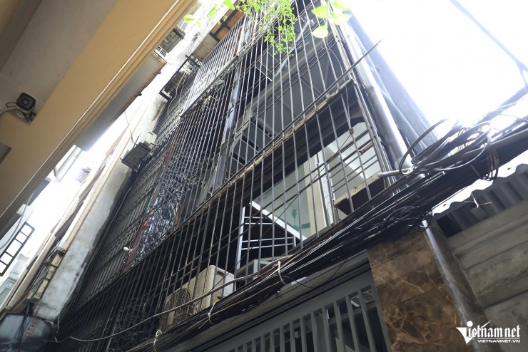 Cảnh tượng gây ám ảnh trong con ngõ xảy ra vụ cháy khiến 5 người chết ở Hà Nội - 7