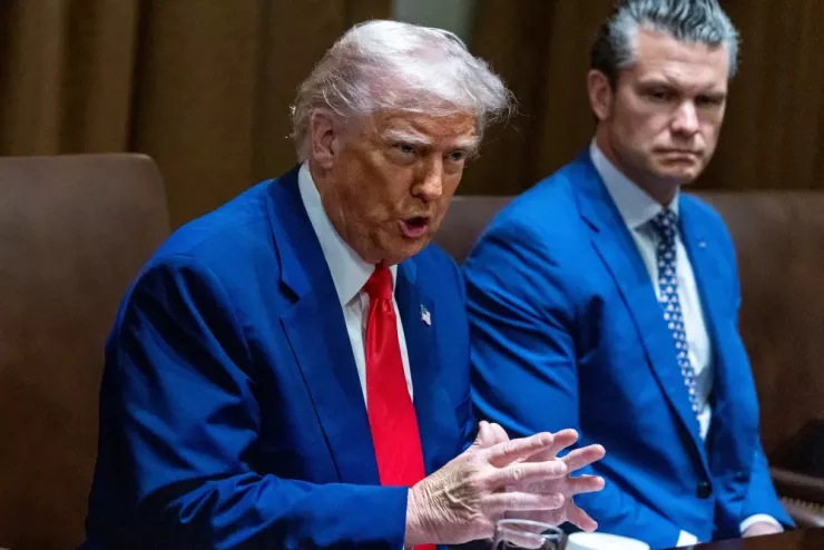 Tổng thống Mỹ Donald Trump và Bộ trưởng Quốc phòng Mỹ Pete Hegseth. Ảnh: Shawn Thew/EPA/Bloomberg