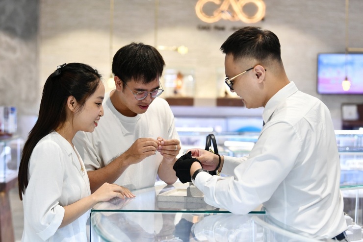 Vàng tăng giá, nhẫn cưới đến 25 triệu/cặp: Đôi uyên ương coi như khoản đầu tư - 1