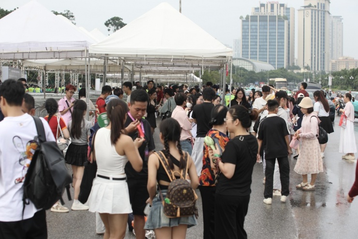 Khoảng 16h, khi trời vừa tạnh mưa, hàng nghìn khán giả nhanh chóng đổ dồn về các khu vực soát vé trong sân vận động Mỹ Đình, để chuẩn bị vào theo dõi concert.