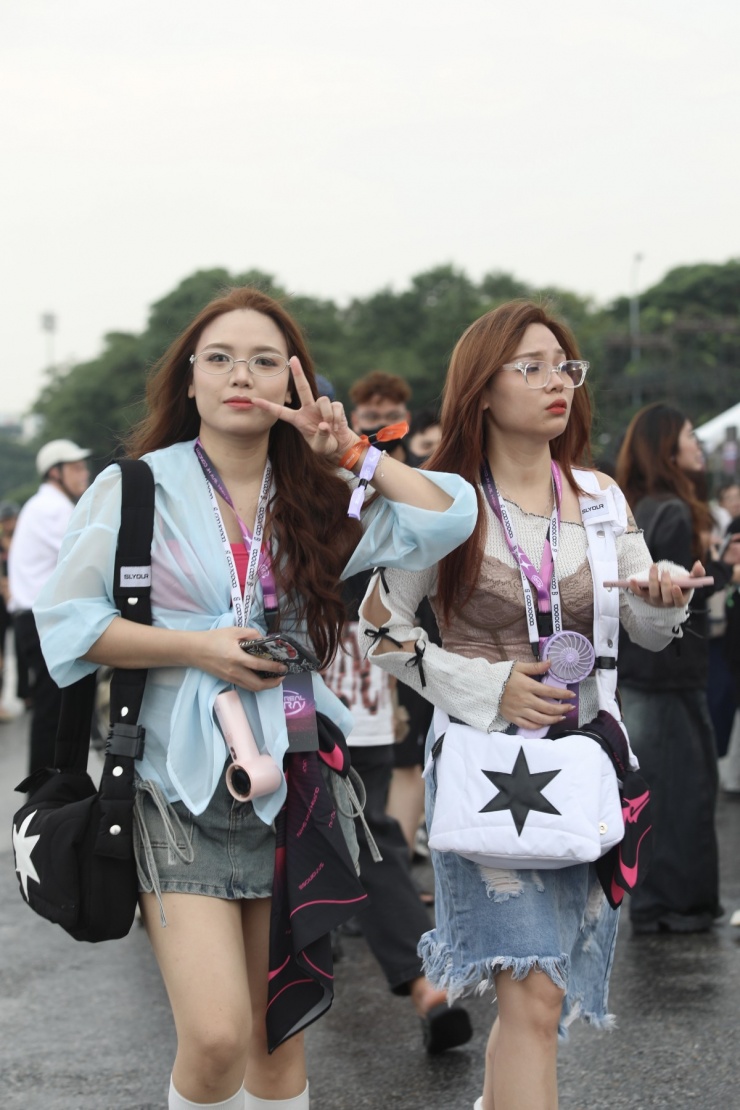 Nhiều fan nữ diện những bộ outfit cá tính thể hiện phong cách riêng để 'cháy' hết mình cùng thần tượng.