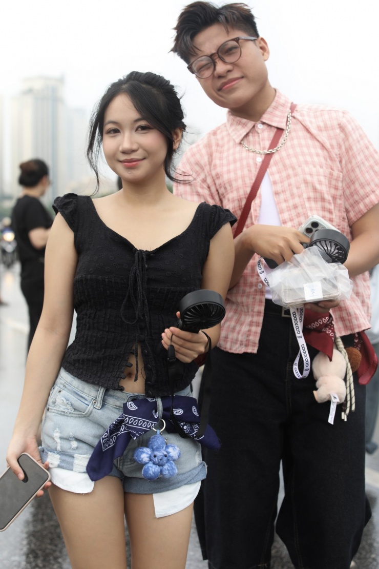 Mỗi bạn trẻ đều chăm chút cho outfit, tạo điểm nhấn riêng giữa không khí sôi động của concert.