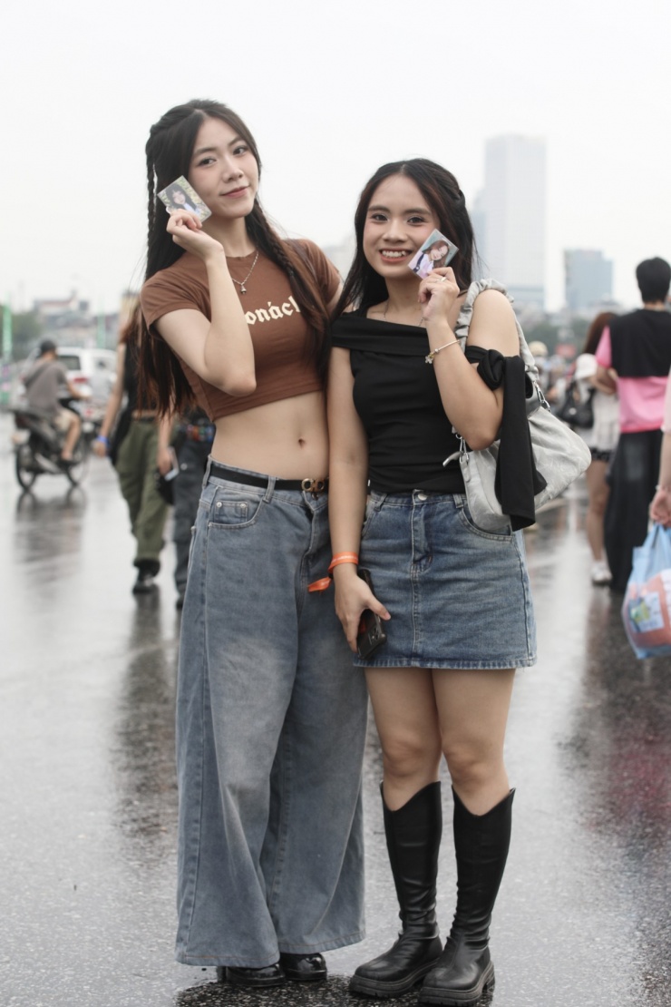 Thu Hường (phải) và bạn chọn diện những bộ đồ đơn giản, thoải mái để có thể “quẩy” hết mình.