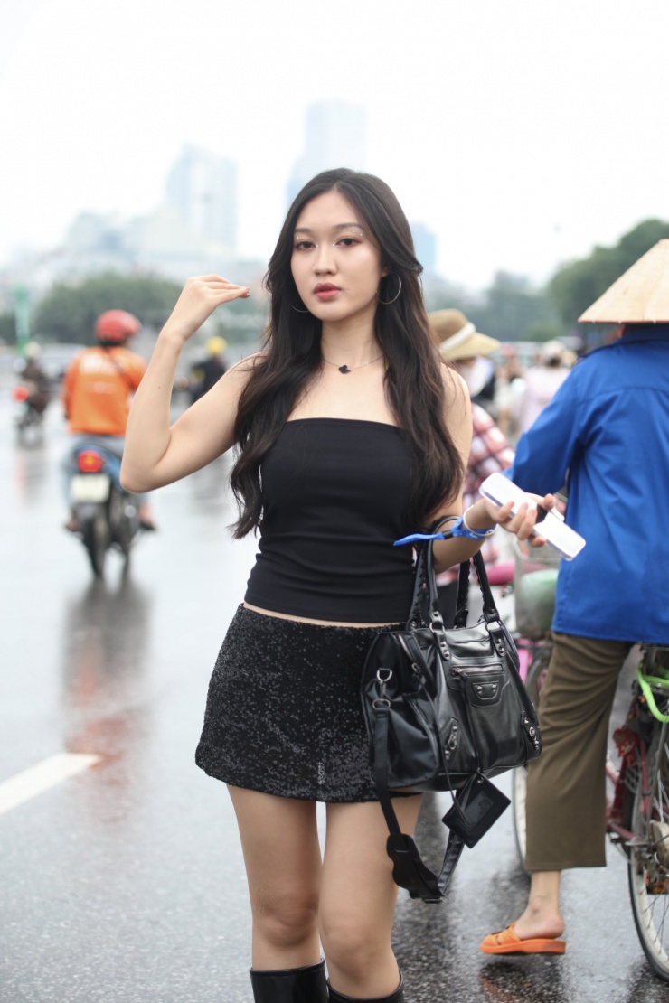 Theo Phương Anh, điều khiến cô ấn tượng nhất tại Em xinh say hi là sự hội tụ của nhiều nghệ sĩ trẻ xinh đẹp, tài năng thuộc các lĩnh vực nghệ thuật cùng chung sân khấu.