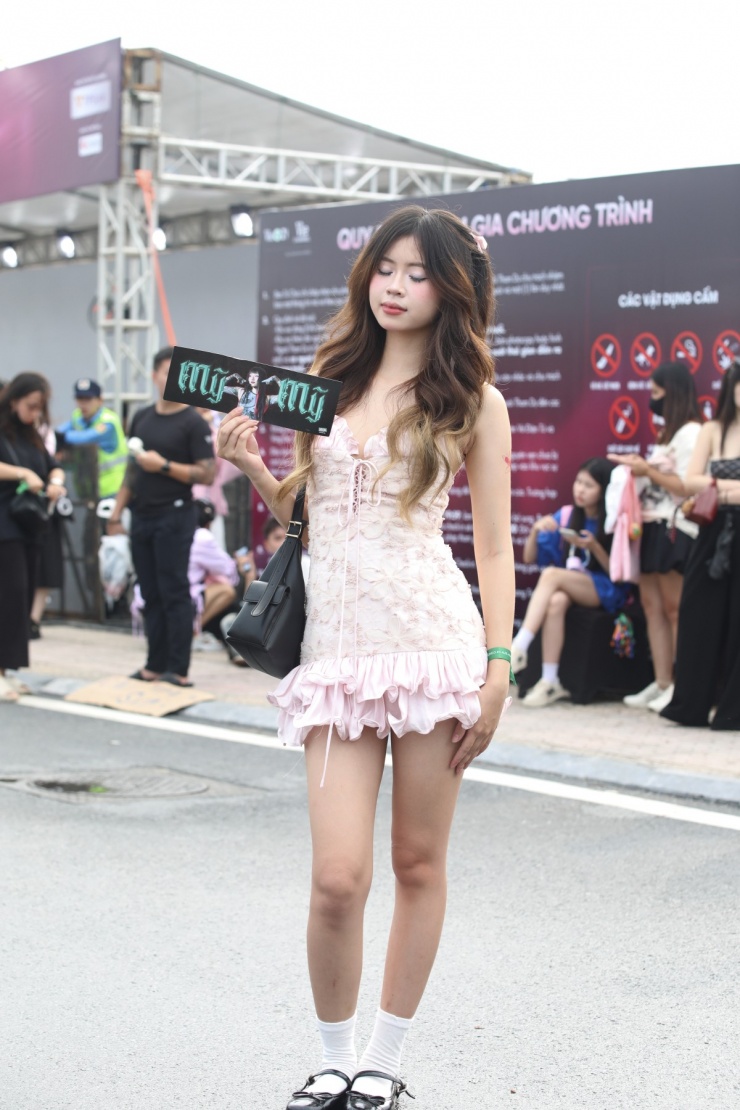 “Lần này mình muốn thay đổi một chút so với concert Anh trai say hi trước đó”, khán giả Quỳnh Trâm cho biết. Cô diện váy mini hai dây màu hồng nhạt điểm corset và bèo nhún, kết hợp vớ trắng cùng giày Mary Jane đen, tạo nên hình ảnh vừa ngọt ngào vừa nữ tính.