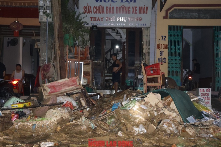 Tại phố Minh Cầu, phường Phan Đình Phùng, khu vực chịu thiệt hại nặng nề nhất, nước lũ tràn qua đê, gây ngập sâu trên diện rộng.