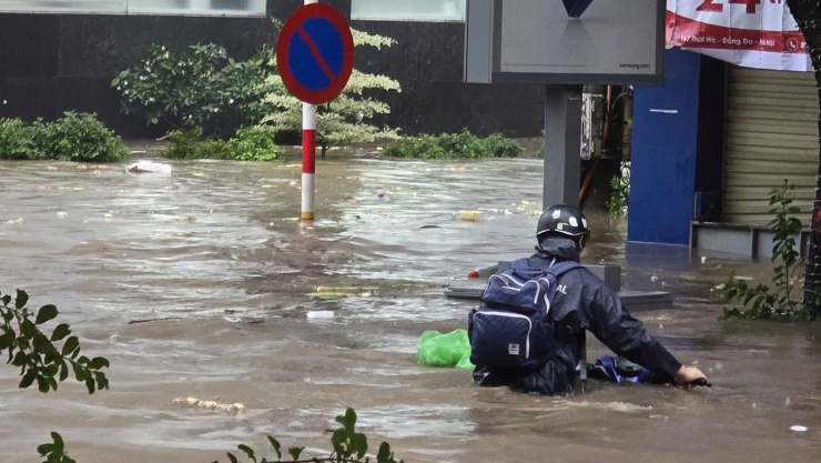 Vì sao Hà Nội bị &#39;nhấn chìm&#39; sau trận mưa lớn? - 1