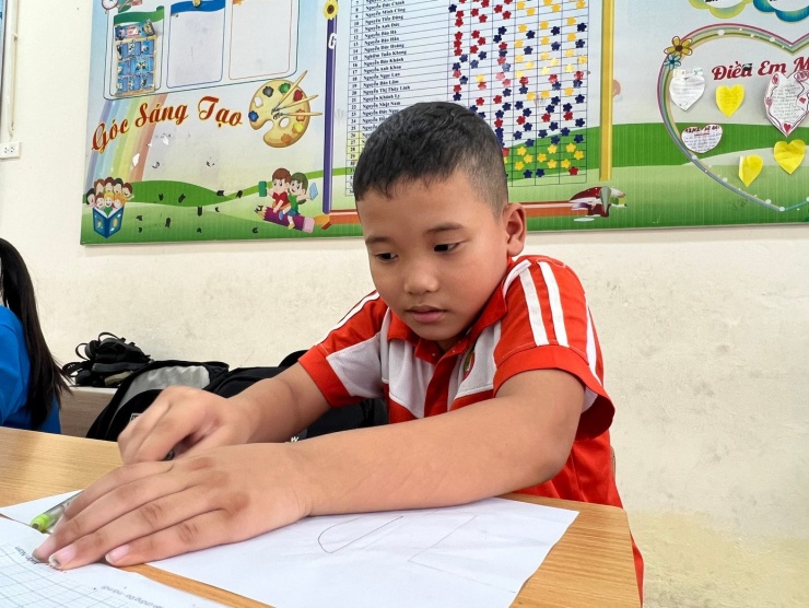 Hà Nội: Nhiều học sinh vẫn phải dùng thuyền đi học - 1