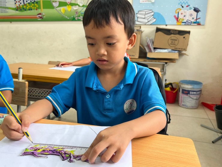 Tương tự, em Nguyễn Xuân Tùng, lớp 3B nói rằng, nhà em bị ngập nước mấy hôm nay. Em được bác họ chèo thuyền chở qua đoạn ngập để đến trường.