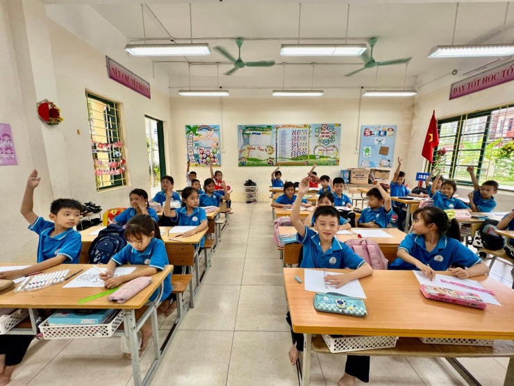 Nhiều học sinh trong lớp cho biết, nhà bị ngập sâu phải đi ở nhờ nhà họ hàng.