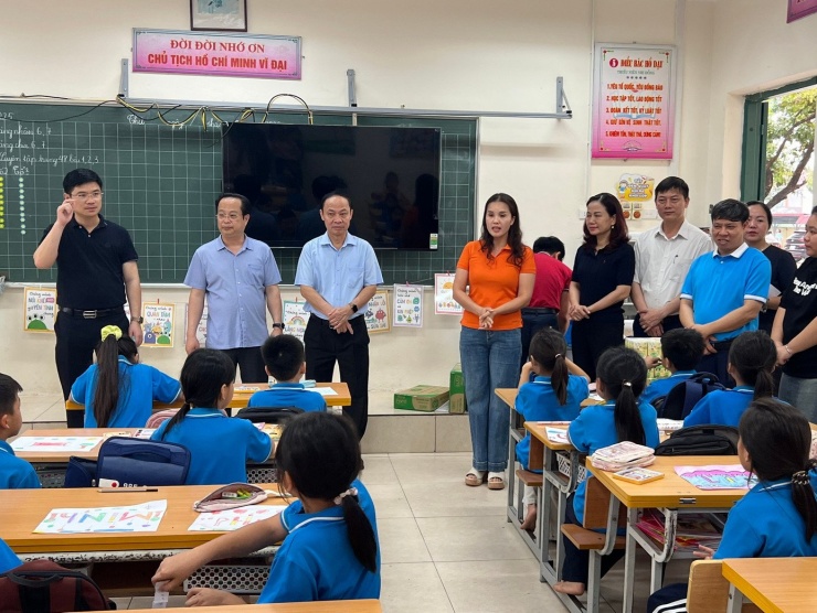 Lãnh đạo Sở GD&amp;ĐT đã động viên thầy cô giáo, học sinh các nhà trường khắc phục khó khăn, sớm ổn định cuộc sống và học tập.