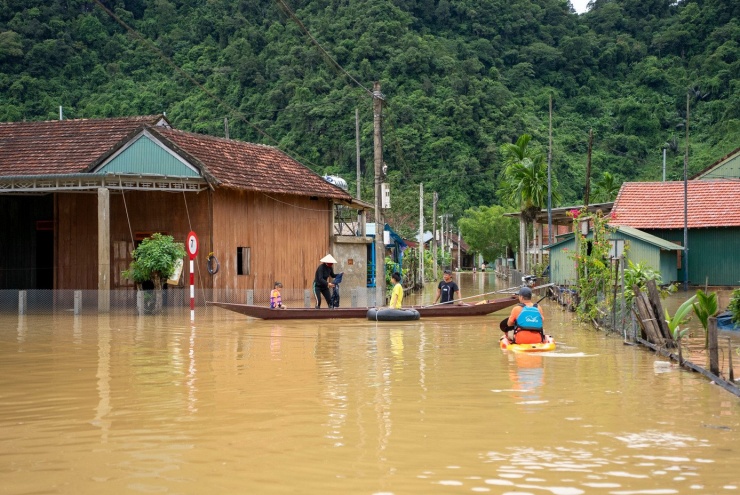 Khách du lịch tham quan “làng lũ” Tân Hóa.