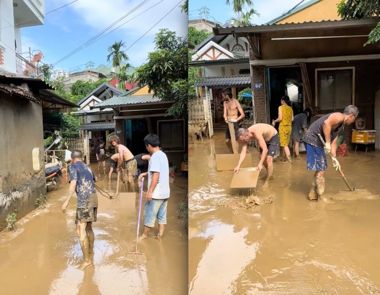Các du khách nước ngoài cùng trải nghiệm dọn lũ với người dân ở Tuyên Quang. Ảnh: Ngọc Dương