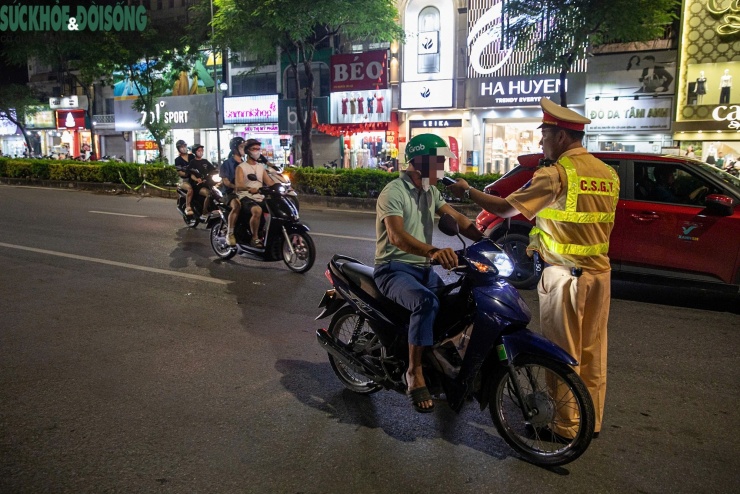 Tối 11/10, tổ công tác của Đội CSGT đường bộ số 5 thực hiện nhiệm vụ tuần tra kiểm soát, xử lý vi phạm nồng độ cồn trên tuyến Nguyễn Sơn - Nguyễn Văn Cừ (địa bàn phường Bồ Đề, Hà Nội).