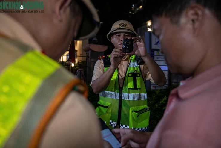 Lực lượng chức năng cũng ghi hình toàn bộ quá trình làm việc nhằm bảo đảm tính khách quan, minh bạch và làm bằng chứng xử lý đối với từng trường hợp vi phạm, nhất là những người có hành vi chống đối.