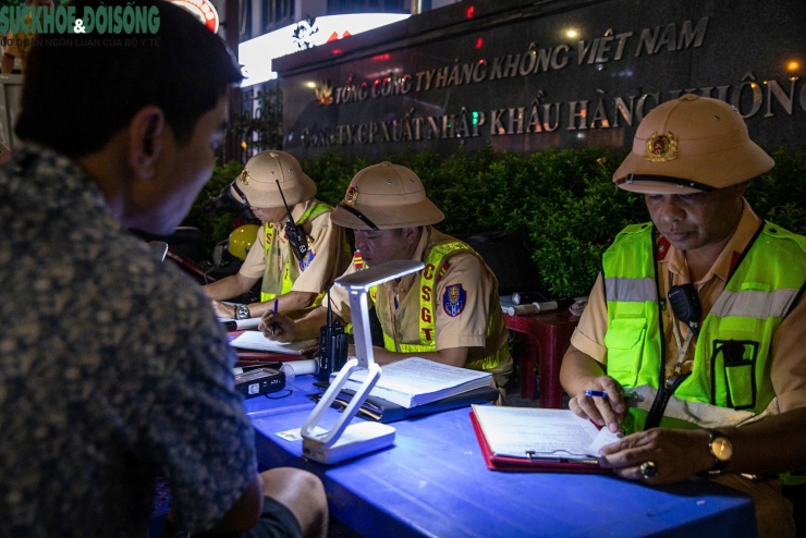 Trong khoảng 2 tiếng (từ 19h30 đến 21h30), tổ công tác phát hiện hơn 10 trường hợp vi phạm nồng độ cồn và sẽ tiếp tục kiểm tra đến đêm.