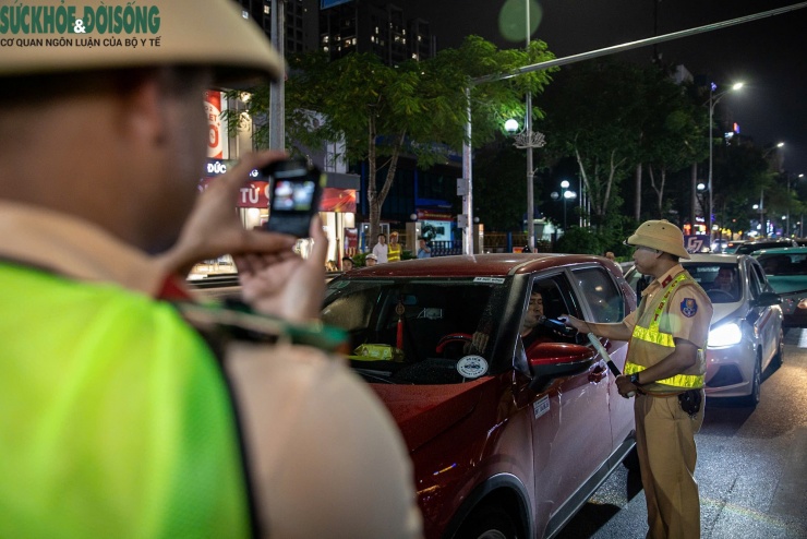 Lực lượng chức năng cũng kiểm tra nồng độ cồn với các tài xế ô tô, song thực tế số vi phạm trong nhóm này thấp hơn nhiều so với người điều khiển xe máy.