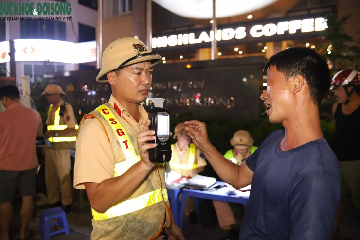 Một tài xế vi phạm nồng độ cồn ở mức 0,3 miligam/lít khí thở phân trần chỉ uống hai chén rượu, tuy nhiên lực lượng chức năng khẳng định kết quả đo trên máy là chính xác và vẫn tiến hành lập biên bản xử lý theo quy định.