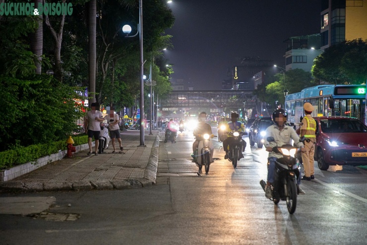 Tối 11/10, PV ghi nhận nhiều trường hợp thấy CSGT liền quay đầu bỏ chạy hoặc tắt máy dắt xe, tuy nhiên tổ công tác đã bố trí lực lượng chốt chặn và ghi hình người điều khiển phương tiện trước khi họ kịp né tránh.