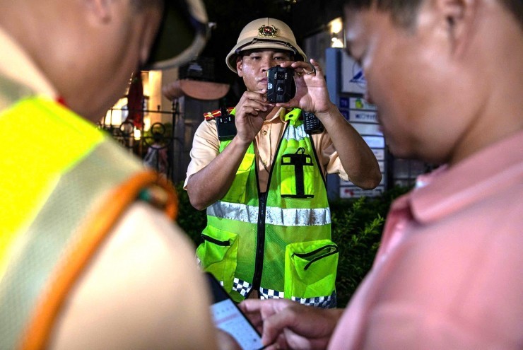 Thấy CSGT, nhiều người quay đầu, leo vỉa hè vẫn không thoát kiểm tra nồng độ cồn