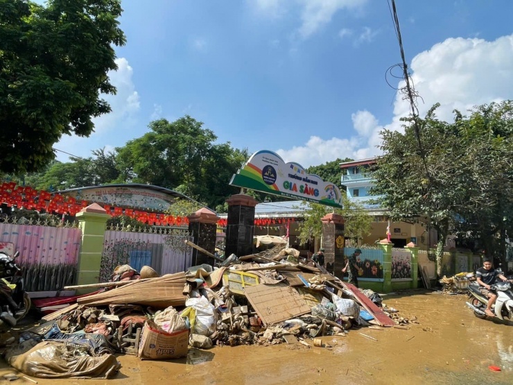 Sau trận lũ lịch sử, mọi khu vực ở Thái Nguyên đều trở nên tan hoang, trong đó các trường học ngổn ngang bùn đất và rác thải. Trong ảnh là khu vực trước cổng trường mầm non Gia Sàng (phường Gia Sàng) sau khi nước rút.