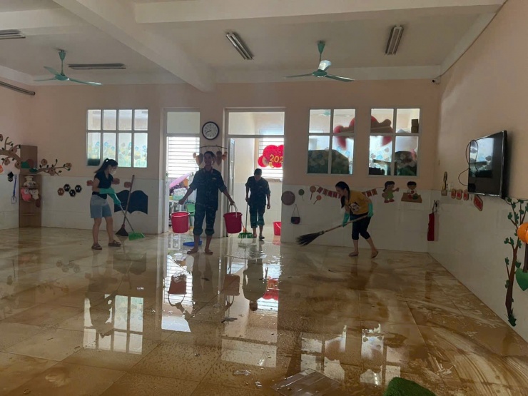Nhiều trường mầm non ở Thái Nguyên tan hoang, bùn đất phủ kín sau bão lũ - 14