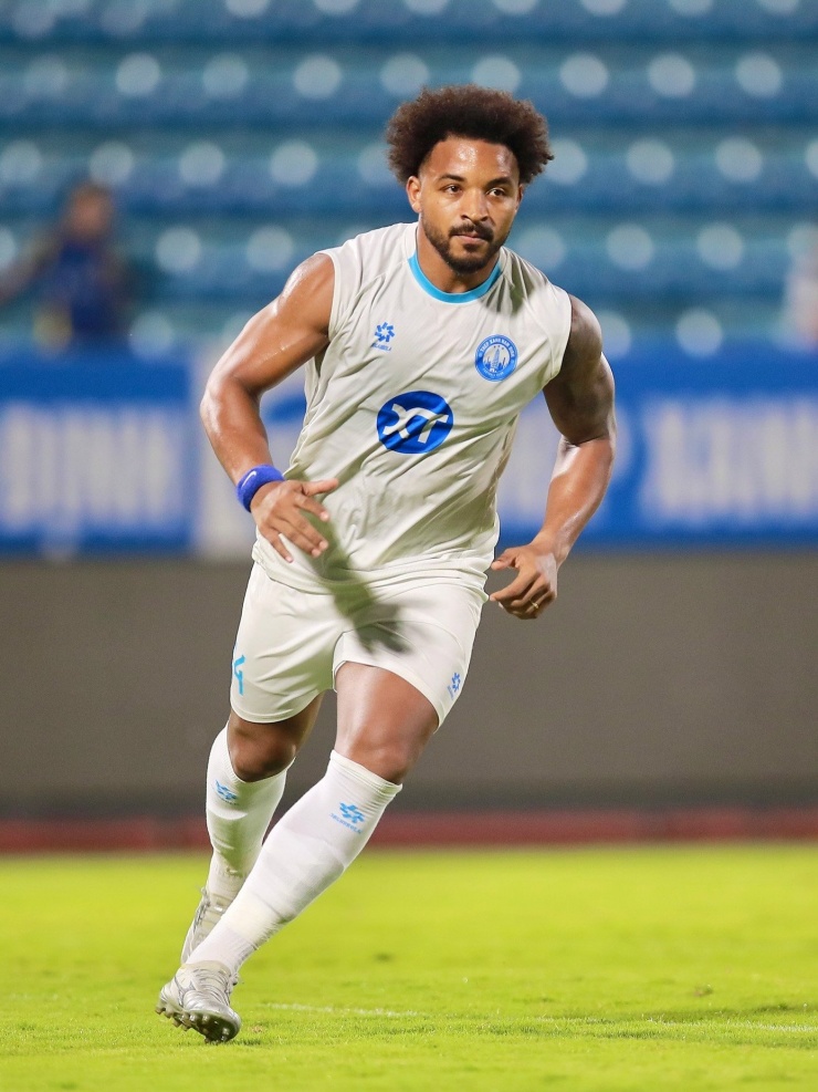 Dù ngồi ngoài gần 1 năm nhưng Xuân Son vẫn nhanh nhẹn, không thừa cân