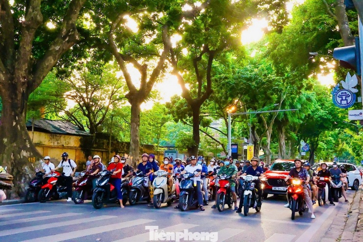 Sắc thu dịu dàng phủ khắp Hà Nội khiến lòng người đắm say - 19
