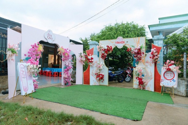 Nhà gái (bên trái) và nhà trai cách nhau 1 bức tường rào&nbsp;