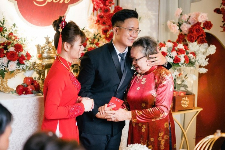 Bà ngoại chú rể xúc động khi đón cháu dâu&nbsp;
