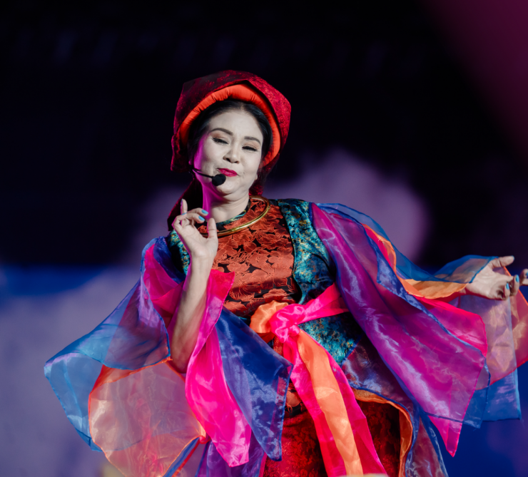Nghệ sĩ bất ngờ xuất hiện ở giữa tiết mục, thể hiện đoạn hát xẩm thứ hai trong bài, được đông đảo khán giả hưởng ứng. Thanh Ngoan cho biết việc kết hợp các bạn trẻ giúp chị sống lại một thời thanh xuân.