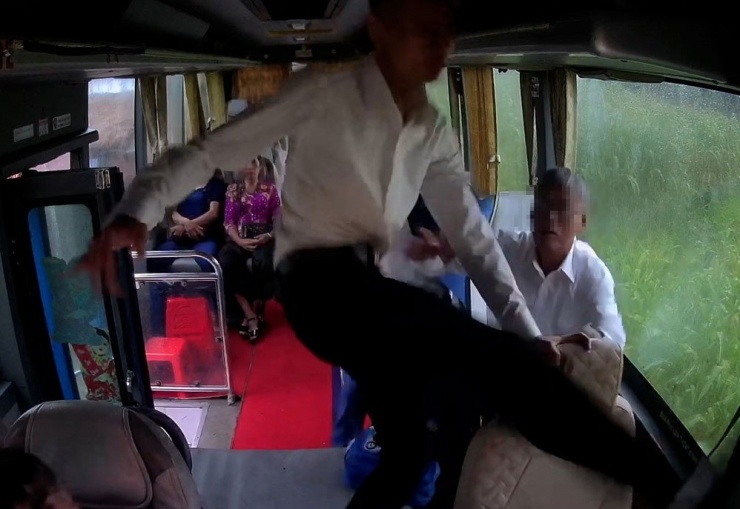 Chú rể hành hung tài xế ngay trên xe. Ảnh: NVCC