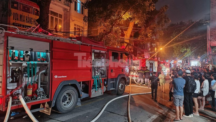 Lực lượng chữa cháy có mặt tại hiện trường.