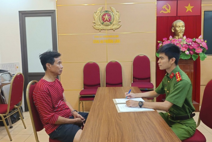 Hoàng Cao Sơn tại cơ quan công an.