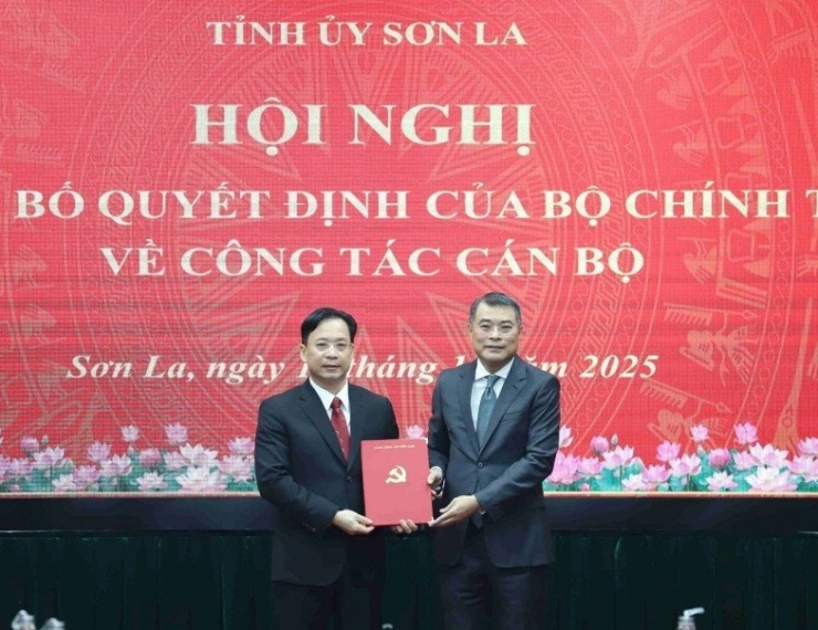 Ông Lê Minh Hưng - Ủy viên Bộ Chính trị, Bí thư Trung ương Đảng, Trưởng Ban Tổ chức Trung ương, trao quyết định cho tân Bí thư Tỉnh ủy Sơn La Hoàng Văn Nghiệm.