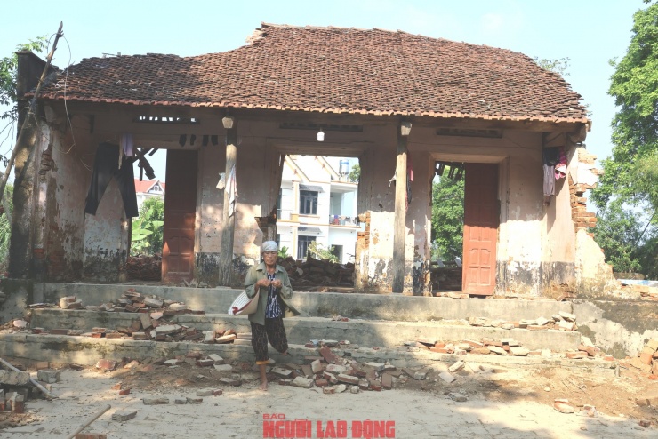 Bà Trương Thị Hoạt giờ phải đi tá túc nhà hàng xóm.