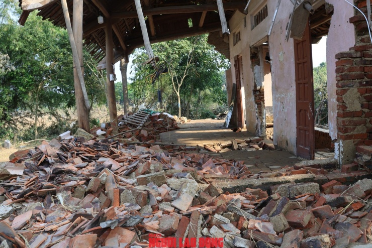 Ngôi nhà cũ của bà Trương Thị Hoạt chỉ còn là đống đổ nát. Ảnh: Văn Duẩn