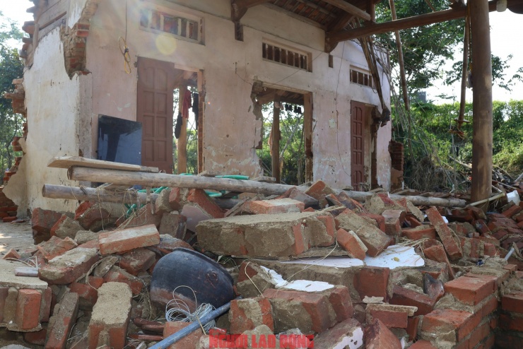 Ngôi nhà cũ của bà Trương Thị Hoạt chỉ còn một mảng tường và một mảng mái nhà còn sót lại. Ảnh: Văn Duẩn