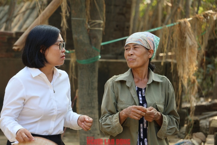 Bà Thân Thị Quyên, Chủ tịch Ủy ban MTTQ xã Điềm Thụy (bên trái), thăm hỏi và động viên bà Trương Thị Hoạt. Ảnh: Văn Duẩn