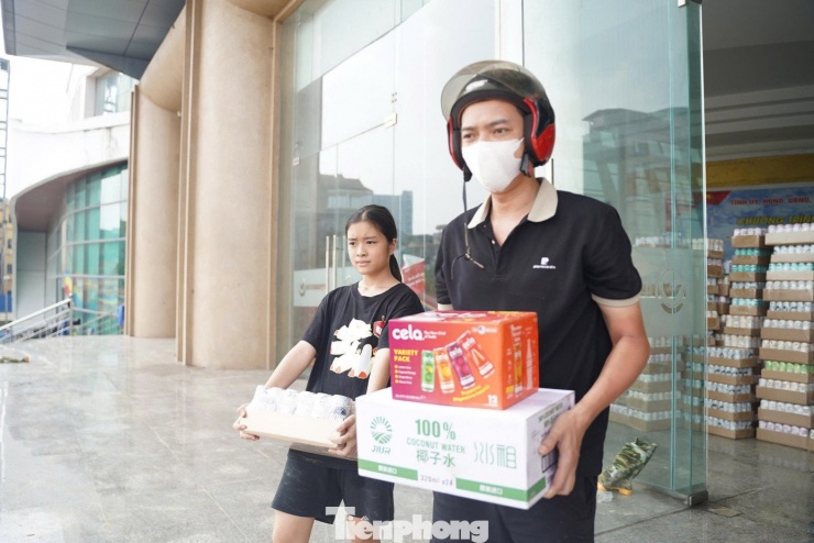 Khoảng 11h30 ngày 12/10, tại Nhà hát ca múa nhạc dân gian Việt Bắc (phường Phan Đình Phùng, tỉnh Thái Nguyên), hàng trăm người dân tấp nập ra vào. Đáng chú ý, cả người vào, người ra đều xách theo những túi đồ ăn. Một cán bộ phụ trách thuộc MTTQ phường Phan Đình Phùng cho biết: Người mang đồ ăn vào là những tổ chức, cá nhân mang đồ ăn tới ủng hộ, còn người ra là trường hợp nhận đồ ăn hoặc cho gia đình hoặc mang đi để chuyển đến các điểm cần hỗ trợ.