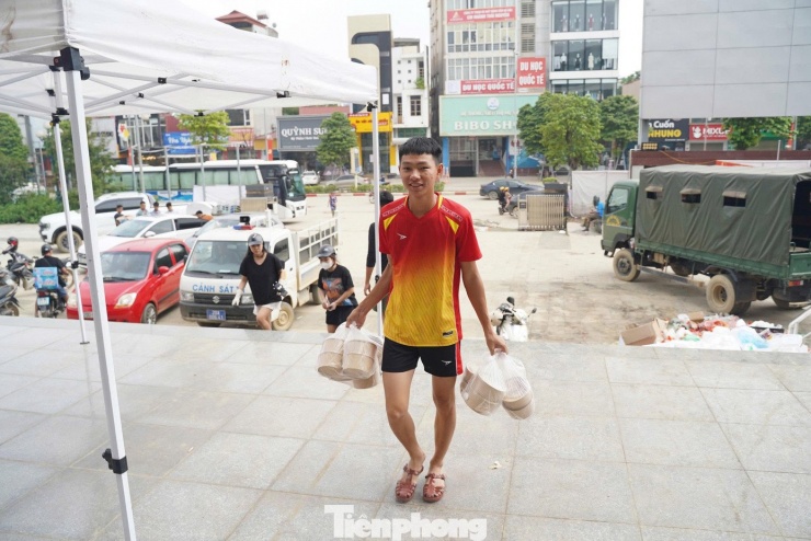 Một người dân trú tại phường Phan Đình Phùng đã tự nấu đồ ăn, đóng hộp rồi chuyển đến điểm tiếp nhận để sẻ chia với người dân và các lực lượng chức năng đang khắc phục hậu quả mưa lũ.