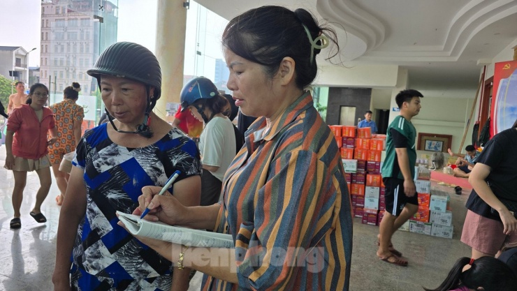 Từ chiều ngày 7/10, UBND phường phối hợp MTTQ phường tổ chức tiếp nhận cứu trợ của các tổ chức, cá nhân trong và ngoài tỉnh ủng hộ người dân vùng ngập lũ. Phường phải cắt cử cán bộ, nhân viên cùng hỗ trợ.